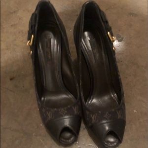 Authentic LV Classic Pump